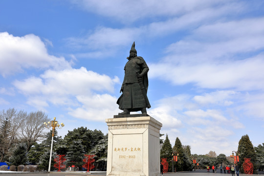 皇太极雕像