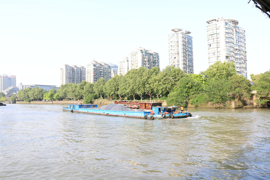 京杭大运河货轮