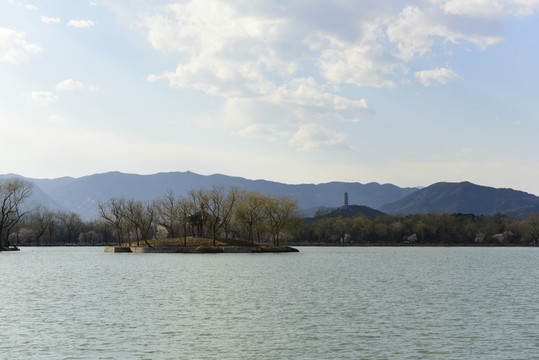 昆明湖西山