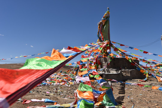 川藏线318国道上的风马旗
