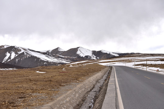 川藏线318国道沿线雪山风光