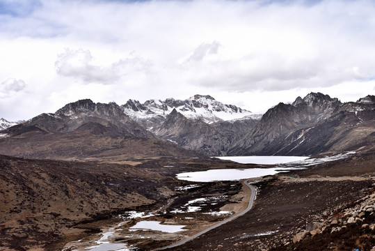 川藏线318国道沿线雪山湖泊