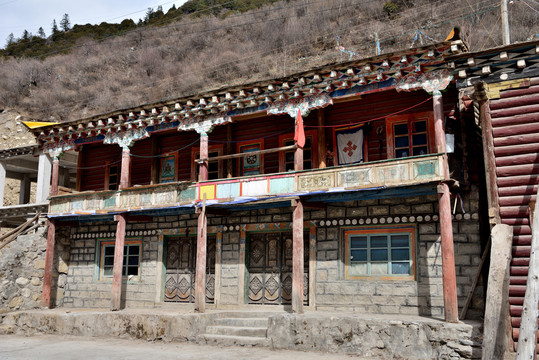 川藏线318国道沿线藏民居