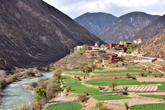 川藏线318国道沿线藏民居