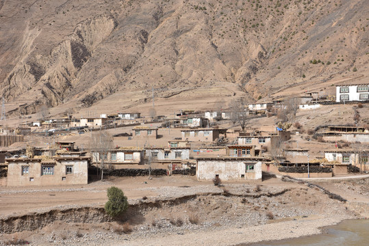 川藏线318国道沿线藏式民居