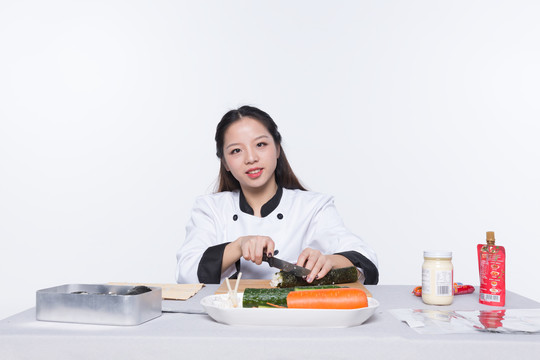 做寿司的女孩素材图片
