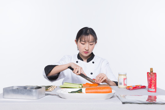 女孩制作寿司高清大图