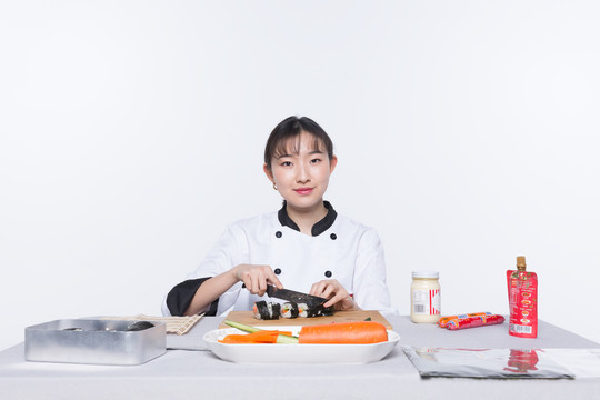 做寿司的女孩高清大图