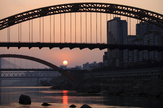 桥畔夕阳红