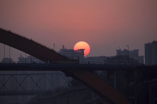 桥畔夕阳红
