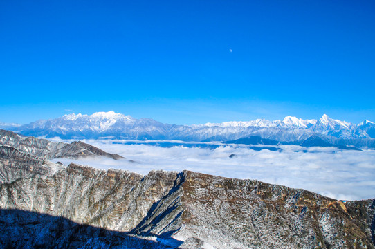 牛背山雪山云海