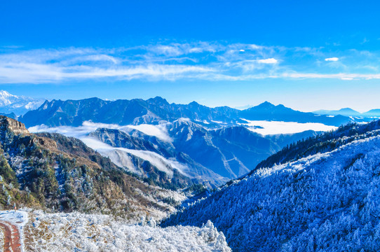 牛背山雪域高原高清照片