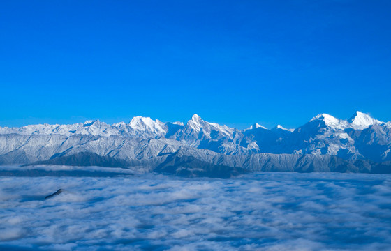 雪山云海