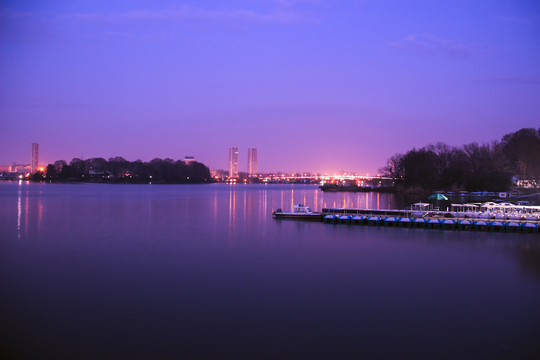 城市玄武湖公园夜景