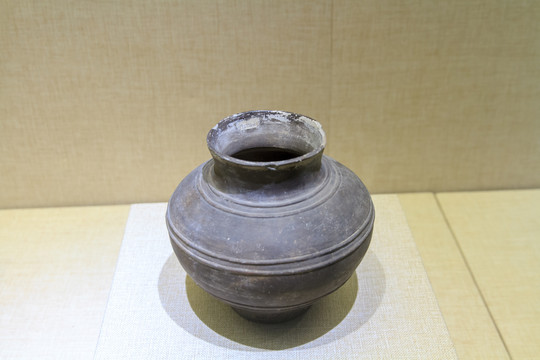 内蒙古博物院灰陶罐