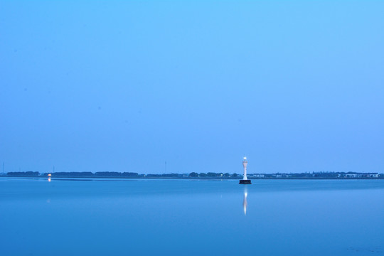 湖中灯塔夜景