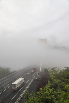云雾中的四渡河大桥