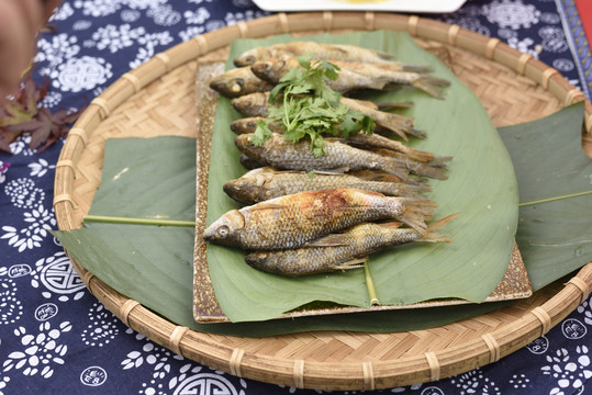 香煎河鱼