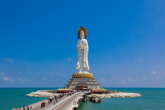 海南三亚南山寺海上观音