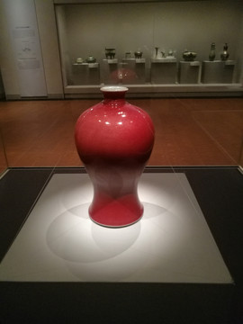 红釉瓷器梅瓶