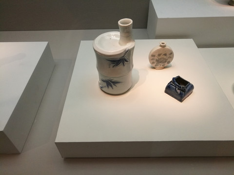 朝鲜白瓷阳刻青彩竹节形瓶