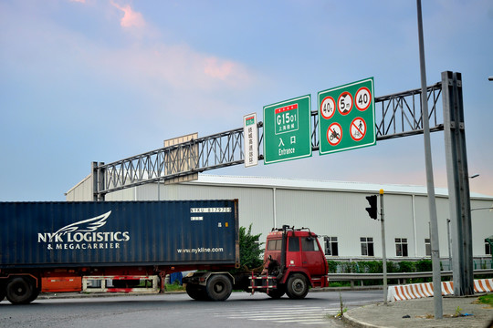 上海绕城高速入口集装箱卡车