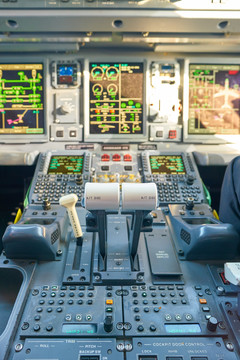 意大利航空公司客机驾驶舱控制台