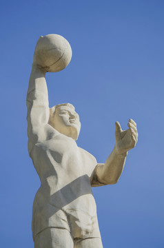 男子蓝球运动员扣蓝造半身像雕塑