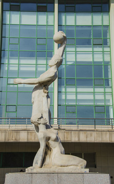 男女蓝球运动员扣蓝造型侧身雕像
