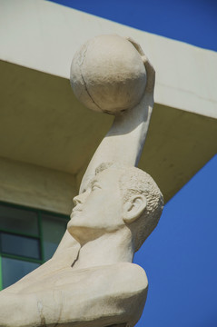 男子蓝球运动员扣蓝造型头部雕像