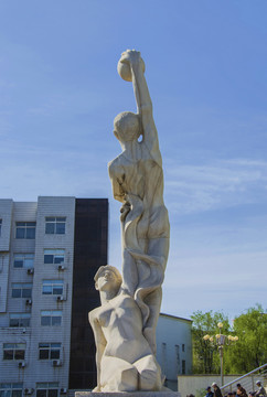 女子运动员举臂跪姿全景雕像
