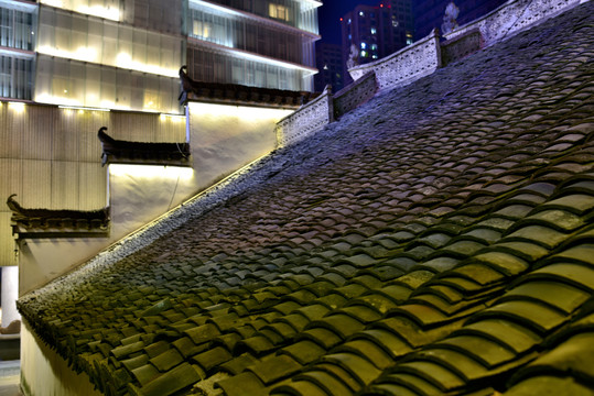 青瓦屋面夜景