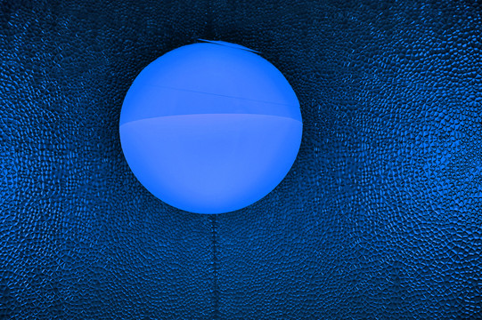 蓝色玻璃材质背景及圆形吊灯