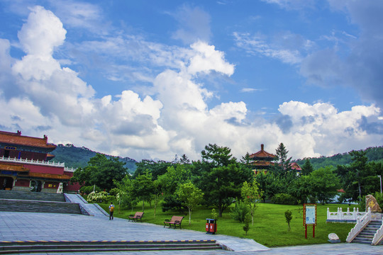 鞍山玉佛寺钟楼与漫天彩云