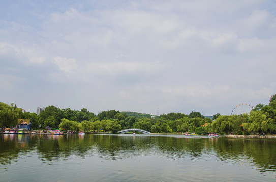 鞍山二一九公园劳动湖与怡莲虹桥