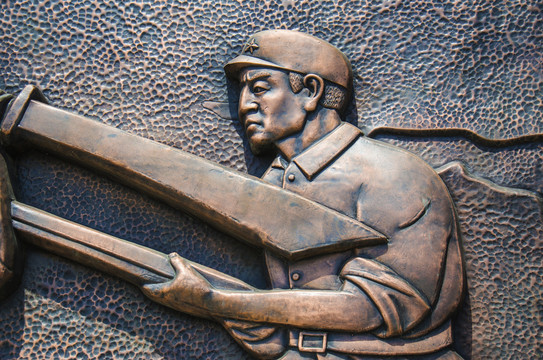 端枪的解放军战士浮雕像