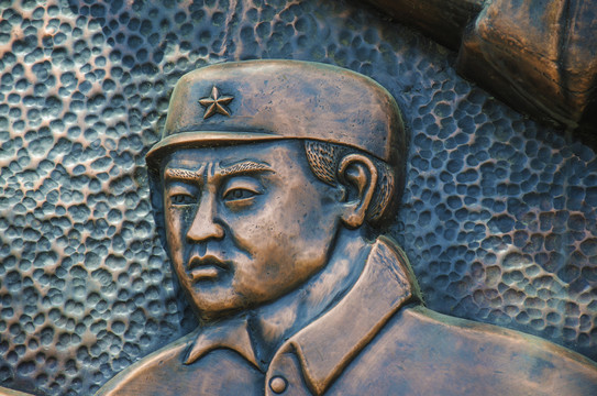 解放军战士头部浮雕像