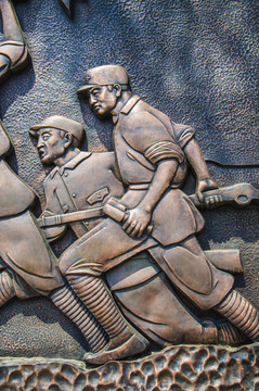 端枪冲锋的解放军战士浮雕像