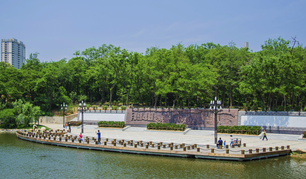 鞍山英泽湖北岸广场与大型浮雕墙