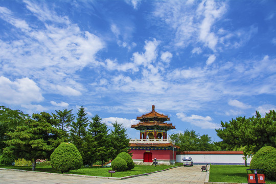 鞍山玉佛寺鼓楼与漫天白云