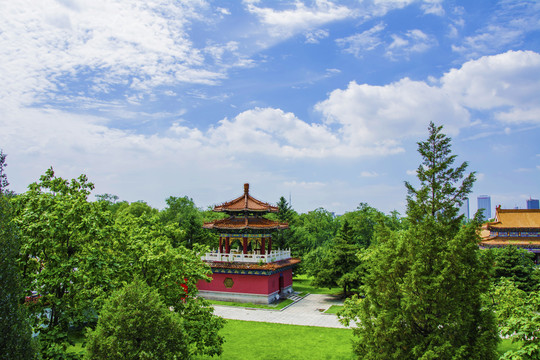 鞍山玉佛寺钟楼与漫天白云