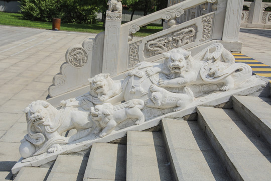 五只狮子舞绣球下石阶梯石雕浮雕