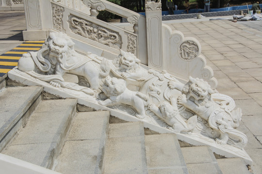 五只狮子舞绣球上石阶梯石雕浮雕