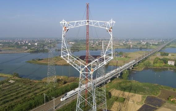 500kV输电线路跨越高铁换塔