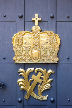 铁门上的皇冠装饰