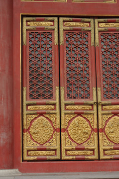 故宫红漆锍金门