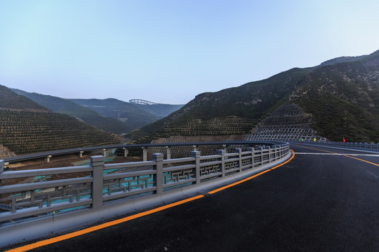 山西太原天龙山旅游公路网红桥