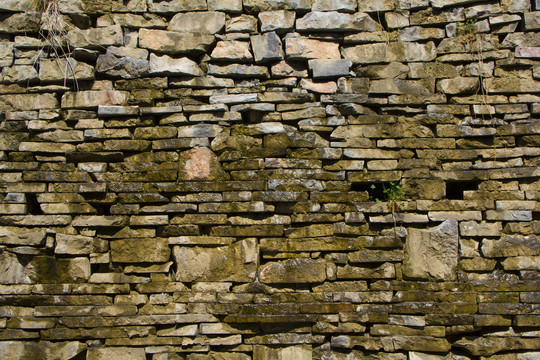 流水的石头墙壁