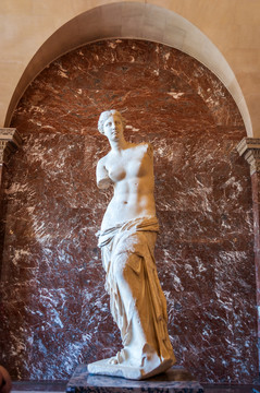 法国巴黎卢浮宫断臂的维纳斯雕塑