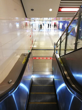 地铁入口自动扶梯